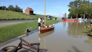 Zuwasserlassen eines Holzpiraten
